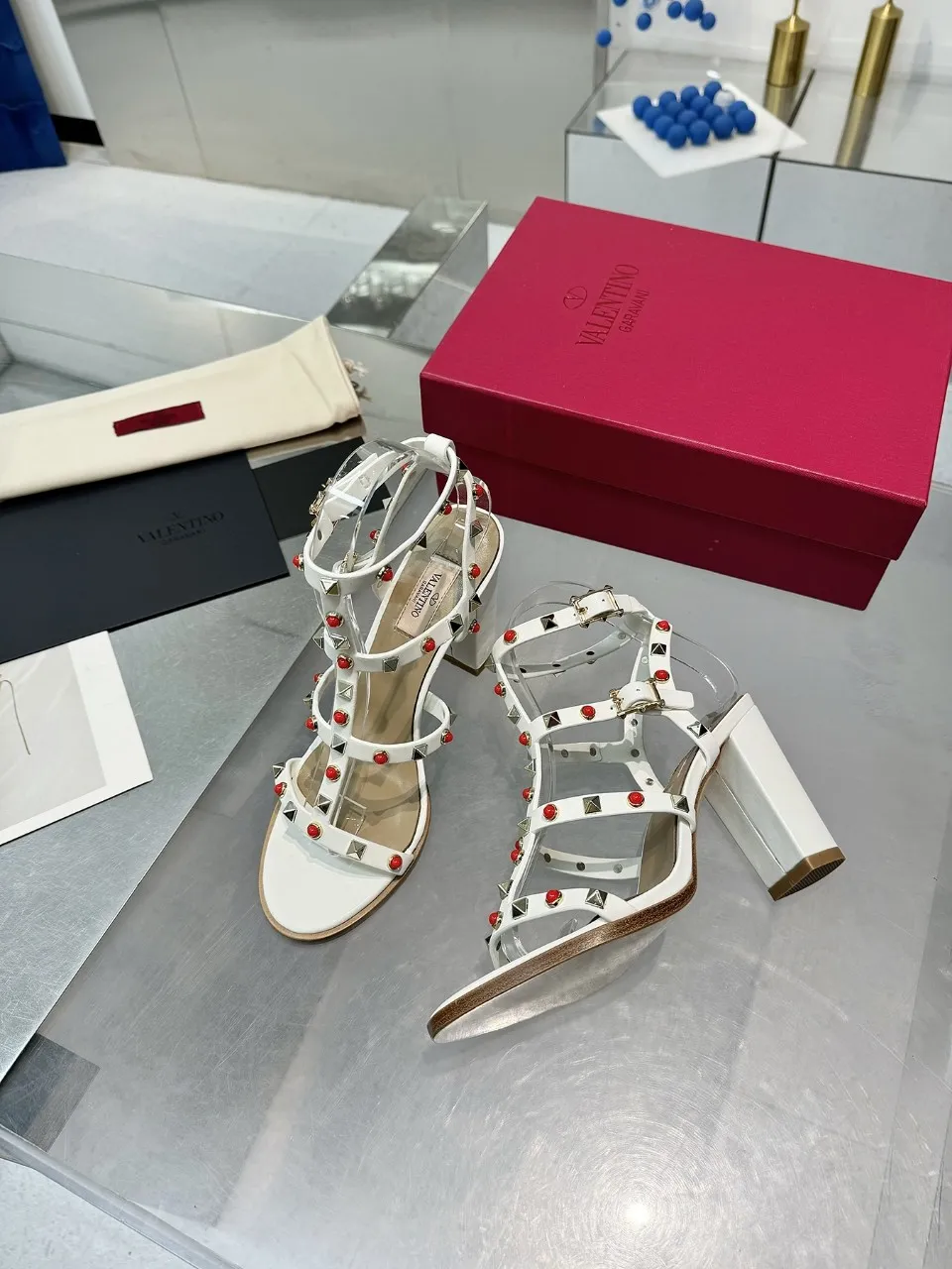 👟👟Ex-factory price 520👟👟 Valentino classic sandals with rivets ✔️Fashionable thick heel 9.5cm ✔️Mixed-breed sheepskin upper ✔️Mixed-breed sheepskin lining and foot pads ✔️Italian yellow cowhide outsole texture is clear and consistent with the counter ✔️Code number 35-40 (34, 41, 42 can be customized and not returned)